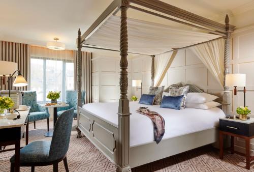韦斯特波特城堡庭院温泉及休闲酒店的一间卧室配有四柱床和一张书桌