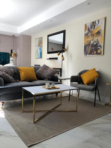 德尼亚Marqués Petit Premium的带沙发和咖啡桌的客厅