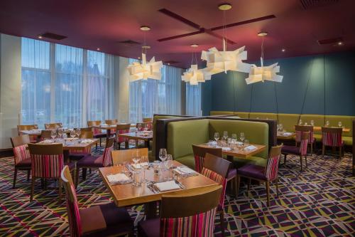 阿什福德Ashford International Hotel & Spa的用餐室配有桌椅和吊灯。