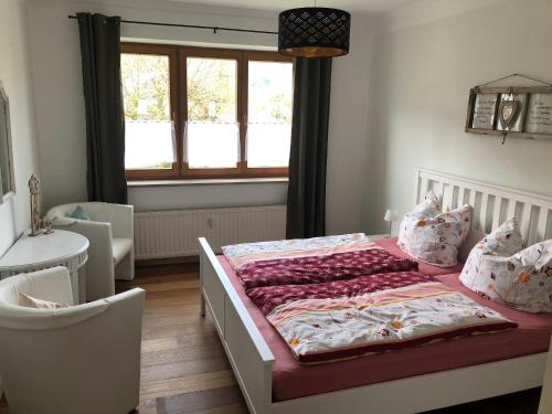 马夸特施泰因Ferienwohnung Landhaus zum Sonnenschein的一间卧室设有一张床和一个窗口