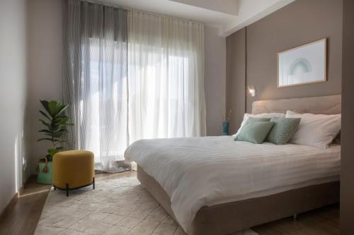 雅典Thisean Modern Suites By Athens Stay的一间卧室设有一张大床和一个大窗户