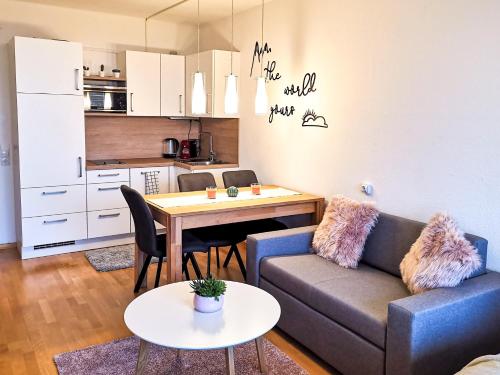 巴德哥依斯恩Jonas Deluxe Apartment Panoramablick的客厅配有沙发和桌子