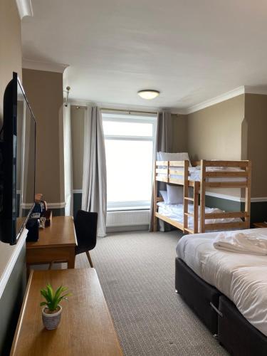 文特诺The Wellington的酒店客房配有一张床和双层床。