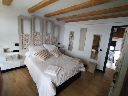 里瓦达维亚Casiña da Madalena的一间卧室配有一张带白色床单的大床