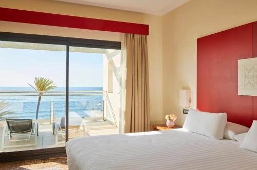 EsteponaEstepona Hotel & Spa Resort的酒店客房设有一张床和一个大窗户