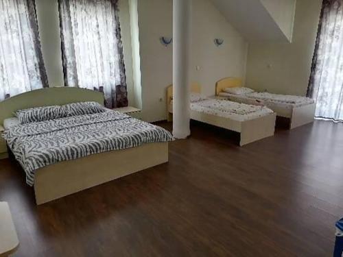 斯特鲁加CentrRooms-DS的客房内设有两张床,配有木地板和窗户。
