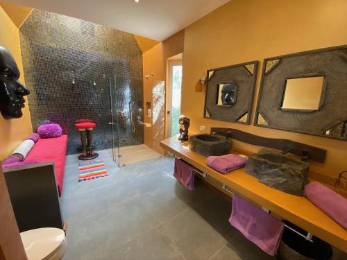 普拉亚卡门Casarte Boutique Hotel的客房内设有带水槽和淋浴的浴室
