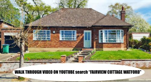 利夫斯登格林Fairview Cottage Watford的带有标志的房子,上面有读取视频的标志,在你的你的你的视图搜索功能委员会