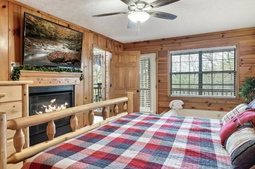 赛维尔维尔Lazy Bear Den的一间卧室设有壁炉和一张床
