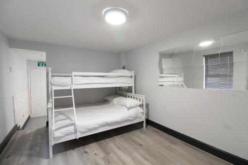 利物浦Anfield house的客房设有两张双层床和镜子