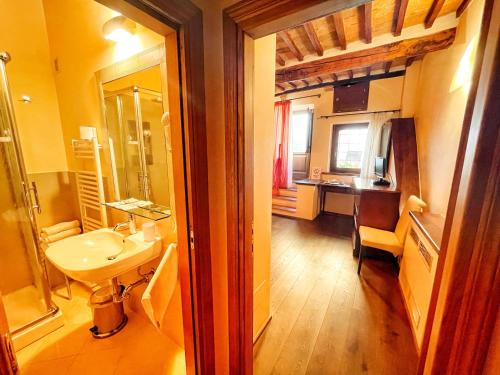 蒙特普齐亚诺Bed & Breakfast Montepulciano的一间带水槽和镜子的浴室