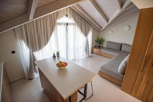 阿里克斯YOLO Resort - Loft的客厅配有桌子和沙发