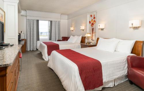 拉拜21号宾馆的酒店客房设有两张床和电视。