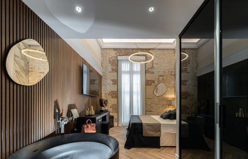 卡利亚里Nero Luxury Suites的客房内的浴室设有床和浴缸