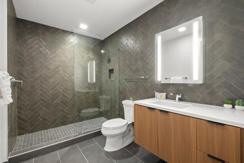 华盛顿Global Luxury Suites at Tribeca的浴室配有卫生间、淋浴和盥洗盆。