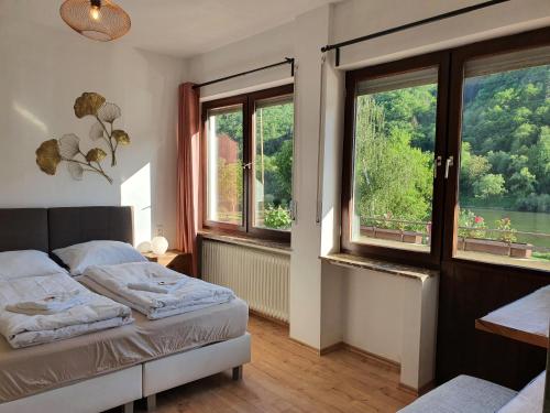 埃迪格尔-埃莱尔Römerstube Apartments & rooms的一间卧室设有两张床和两个窗户。