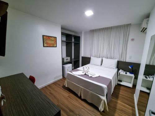 马塞约海岛大亨亚酒店 的酒店客房配有一张床铺和一张桌子。
