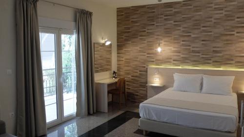 萨索斯Elata-Apartments的一间卧室设有一张床和砖墙