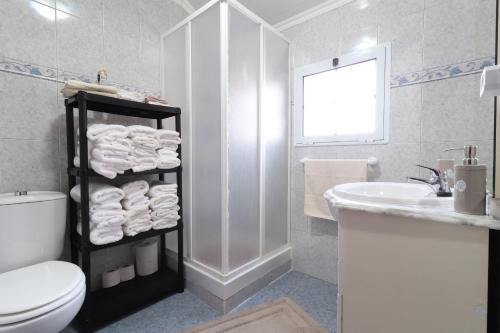 GinetesCasa Quinta das Férias的白色的浴室设有卫生间和水槽。