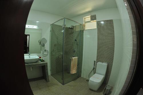 亭可马里Anantamaa Hotel的带淋浴、卫生间和盥洗盆的浴室