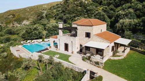 干尼亚Your-Villa, Villas in Crete的享有带游泳池的房屋的空中景致