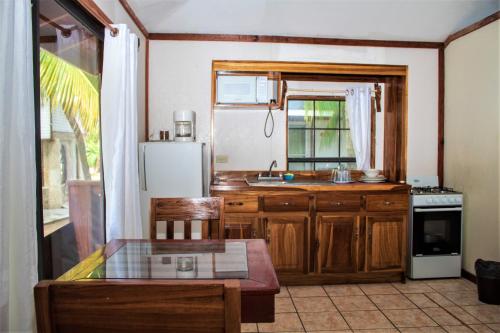 西湾Coconut Tree West Bay的厨房配有桌子和冰箱