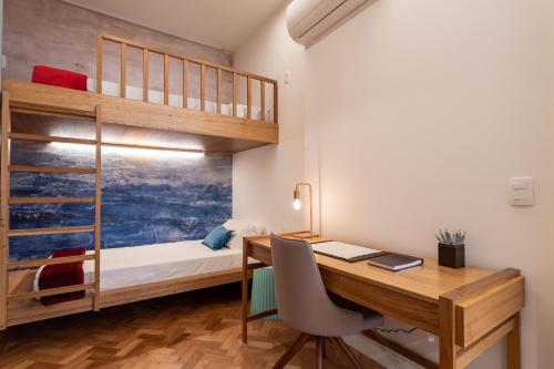 里约热内卢Elegância em Ipanema - Ideal para famílias - R201 Z1的一间带书桌和双层床的小卧室