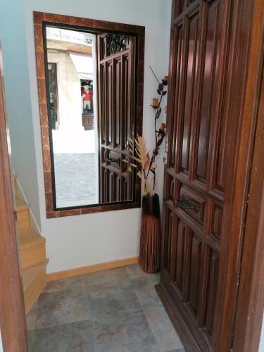 乌贝达Alojamiento Discover Úbeda的走廊上设有镜子和木门
