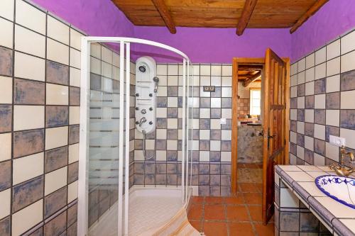 乌夫里克el garciago的浴室里设有玻璃门淋浴