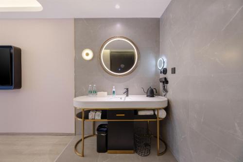 青岛青岛国际会展中心轻居酒店的一间带水槽和镜子的浴室