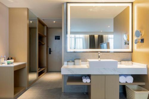 张家界张家界天门山亚朵酒店的一间带水槽和镜子的浴室