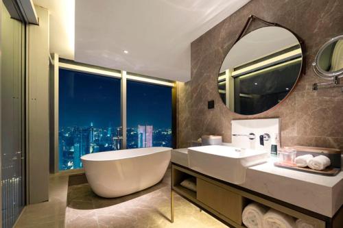 武汉武汉广场汉口金融中心亚朵酒店的带浴缸、水槽和镜子的浴室