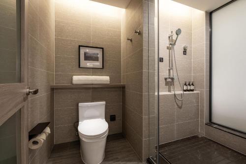 西安西安咸阳国际机场亚朵酒店的一间带卫生间和淋浴的浴室
