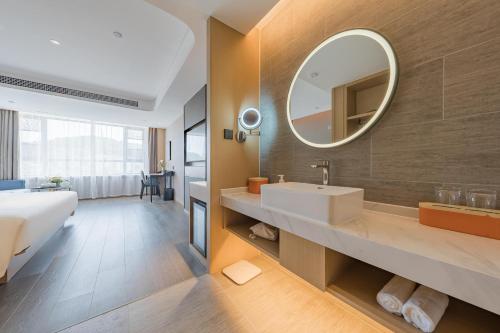 无锡鼋头渚风景区钱荣路亚朵酒店的一间浴室