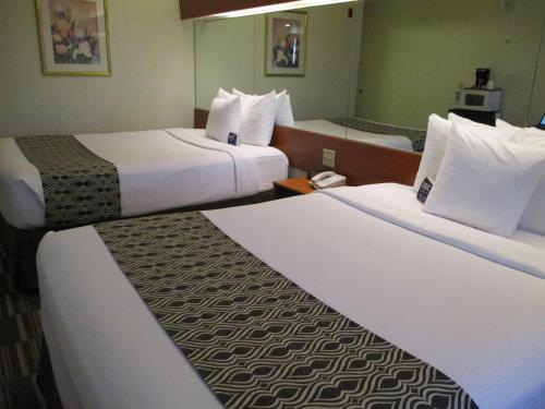 麦克罗特因弗葛洛夫高地套房酒店客房内的一张或多张床位