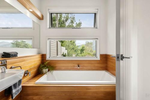 布赖特奥尔堡布赖特度假屋的带浴缸的浴室和窗户