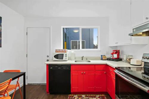 达利城Vista Apartment Near Bart and Palaza的厨房配有红色橱柜和黑色洗碗机