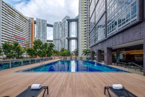 新加坡胡姬酒店的一座位于高楼城市的游泳池
