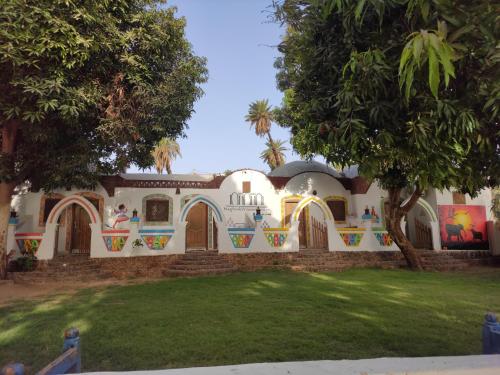 阿斯旺Maghrabi's Guest house的一面有画的房子
