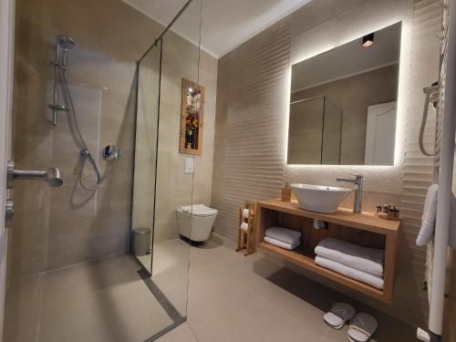 布加勒斯特Hotel Excellence的一间带水槽、卫生间和淋浴的浴室