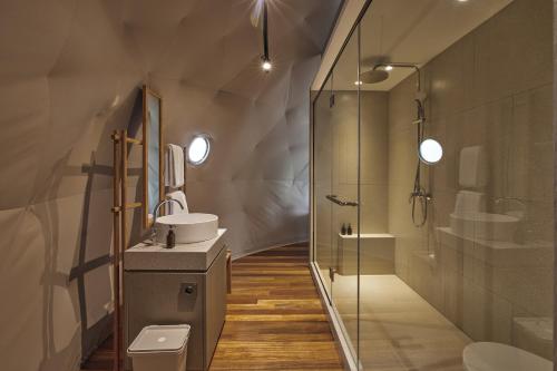 外南梦Lintang Luku Tent Resort的浴室配有卫生间、盥洗盆和淋浴。