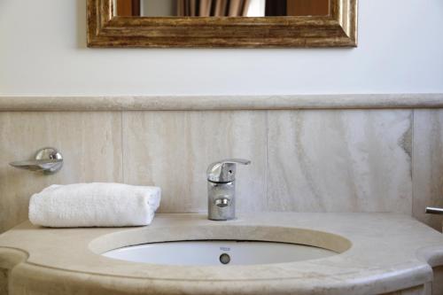 罗马BeYou Hotel Ponte Milvio的浴室内的盥洗盆和镜子