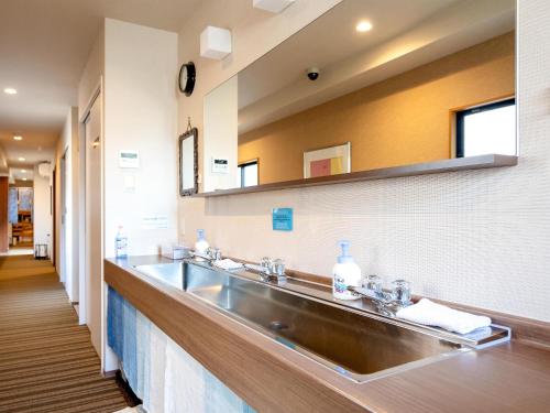 福冈中今旅馆的一间带水槽和镜子的浴室