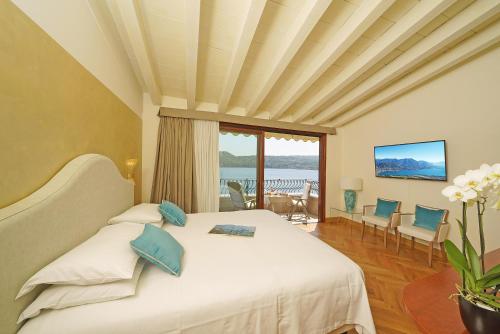 萨罗维尼亚酒店的卧室配有带蓝色枕头的大型白色床