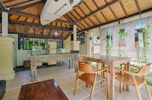登巴萨Katang - Katang Guest House的一间带桌椅的用餐室
