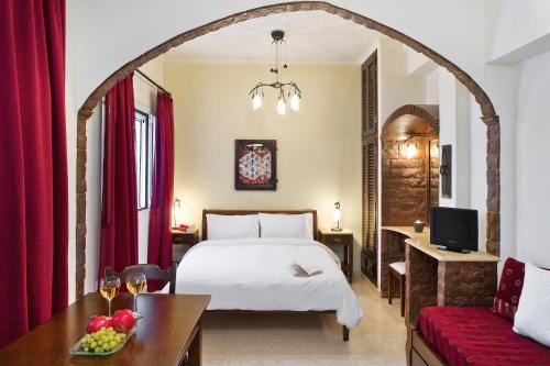 费拉加拉太别墅酒店的酒店客房配有一张床铺和一张桌子。