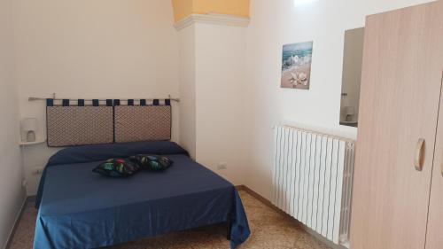 科佩尔蒂诺STANZA UNO G. G CONTE的一间卧室配有一张带蓝色床罩和2包的床