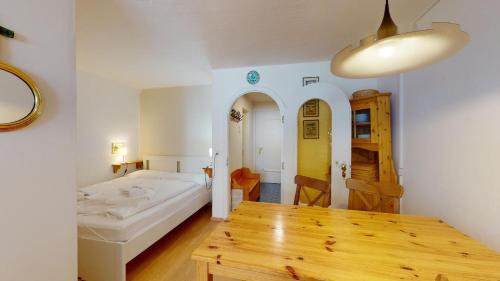 苏尔勒吉Guardaval 13的一间卧室配有一张床和一张木桌