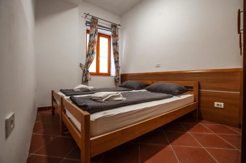 皮兰Apartments Punta Piran的一间带床的卧室,位于带窗户的房间内