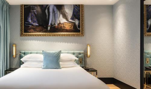 巴黎埃菲尔小卢浮宫酒店的墙上画的一张床上